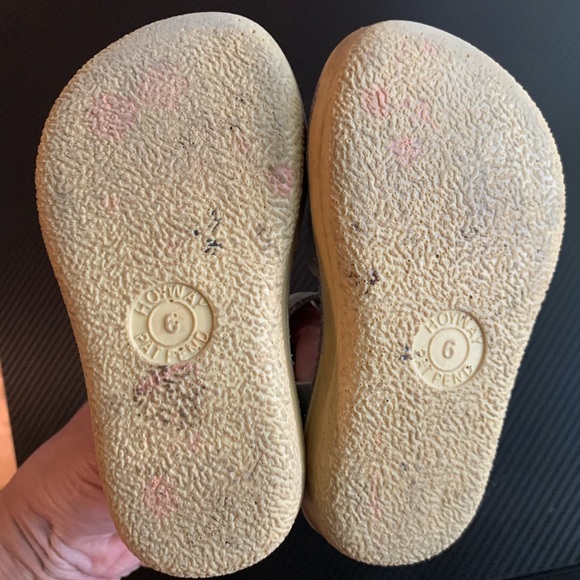 ⭐️Silver Salt Water Sandals by Hoy - Picture 4 of 4